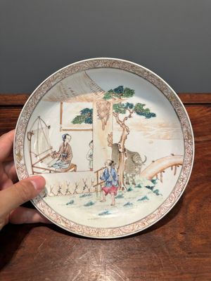 Een fijn Chinees famille rose eierschaal bord met het verhaal van 'De ossenherder en de weefster', Yongzheng — foto 1