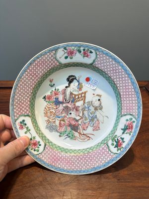Een fijn Chinees famille rose eierschaal bord met robijnrode achterkant, Yongzheng — foto 1