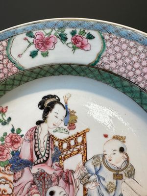 Een fijn Chinees famille rose eierschaal bord met robijnrode achterkant, Yongzheng — foto 2