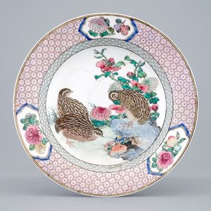 Een fijn Chinees famille rose eierschaal bord met robijnrode achterkant, Yongzheng, 1723-1735 — foto 1