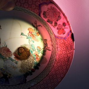 Een fijn Chinees famille rose eierschaal bord met robijnrode achterkant, Yongzheng, 1723-1735 — foto 6