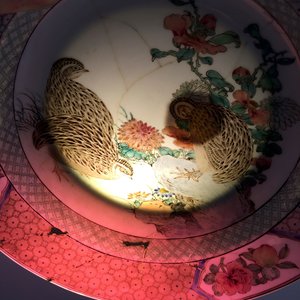 Een fijn Chinees famille rose eierschaal bord met robijnrode achterkant, Yongzheng, 1723-1735 — foto 9