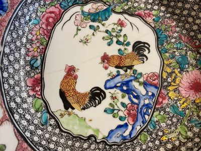 Een fijn Chinees famille rose 'hanen' bord, Yongzheng — foto 1
