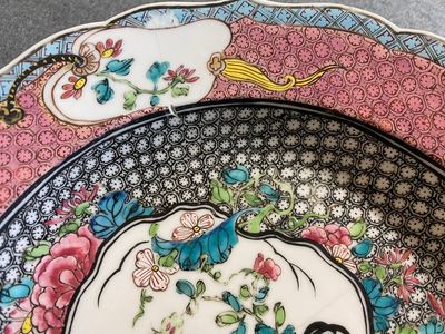 Een fijn Chinees famille rose 'hanen' bord, Yongzheng — foto 4