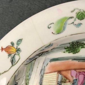 Een fijn Chinees famille rose 'ruby back' bord met figuren en boten, Yongzheng — foto 3