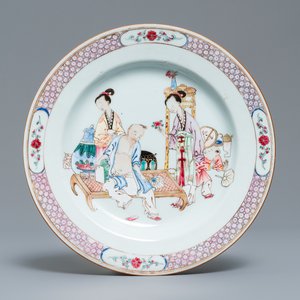 Een fijn Chinees famille rose 'ruby back' bord met figuren in een interieur, Yongzheng — foto 1