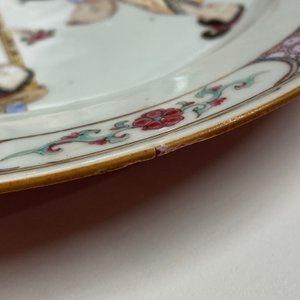 Een fijn Chinees famille rose 'ruby back' bord met figuren in een interieur, Yongzheng — foto 5