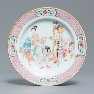 Een fijn Chinees famille rose 'ruby back' bord met figuren in een interieur, Yongzheng — foto 1