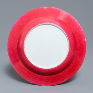 Een fijn Chinees famille rose 'ruby back' bord met figuren in een interieur, Yongzheng — foto 2
