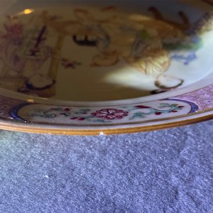 Een fijn Chinees famille rose 'ruby back' bord met figuren in een interieur, Yongzheng — foto 3