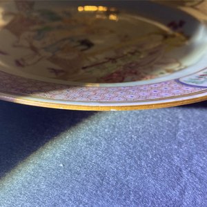 Een fijn Chinees famille rose 'ruby back' bord met figuren in een interieur, Yongzheng — foto 4