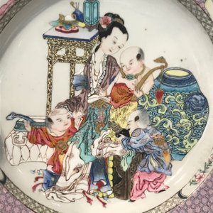 Een fijn Chinees famille rose 'ruby back' eierschaal bord met een dame met drie knapen, Yongzheng — foto 14