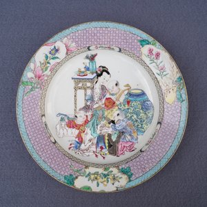 Een fijn Chinees famille rose 'ruby back' eierschaal bord met een dame met drie knapen, Yongzheng — foto 15