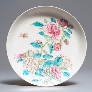 Een fijn Chinees famille rose 'ruby back' eierschaal bord met floraal decor, Yongzheng — foto 1