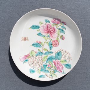 Een fijn Chinees famille rose 'ruby back' eierschaal bord met floraal decor, Yongzheng — foto 12