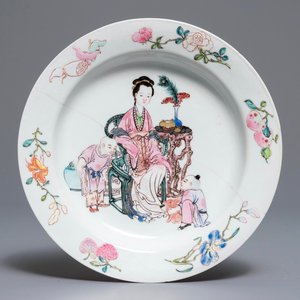 Een fijn Chinees famille rose 'ruby back' eierschaal bord, Yongzheng — foto 1