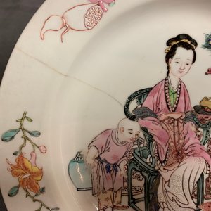 Een fijn Chinees famille rose 'ruby back' eierschaal bord, Yongzheng — foto 4