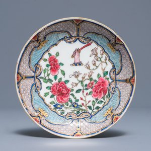 Een fijn Chinees famille rose schoteltje met floraal- en wapendecor, Yongzheng — foto 1