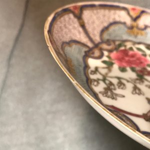 Een fijn Chinees famille rose schoteltje met floraal- en wapendecor, Yongzheng — foto 4