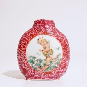 Een fijn Chinees famille rose snuifflesje met robijnrode ondergrond, 19e eeuw — foto 1