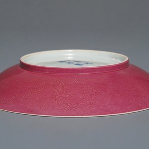 Een fijn Chinees 'ruby back' bord met ijzerrood en verguld drakendecor, Guangxu merk en periode — foto 3