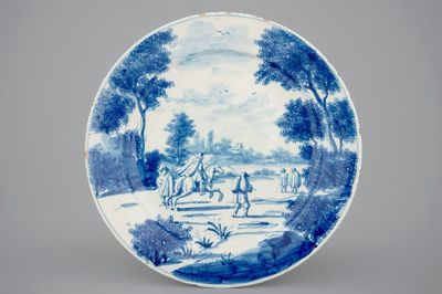 Een fijn Delfts blauw-wit bord met pastorale voorstelling, 18e eeuw
