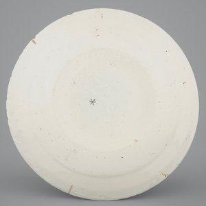 Een fijn Delfts blauw-wit bord met pastorale voorstelling, 18e eeuw — foto 2