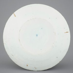 Een fijn Delfts blauw-wit bord met pastorale voorstelling, 18e eeuw — foto 2