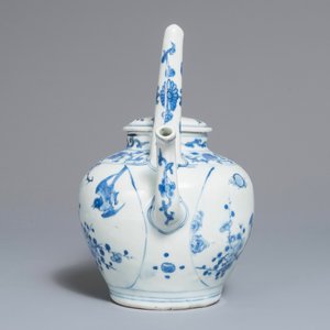 Een fijn gedecoreerde Chinese blauwwitte wijnkan met deksel, Transitie periode — foto 2