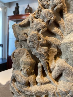 Een fijn Khmer zandstenen reliëf met 'De geboorte van Brahma', Angkor periode, Cambodja, 11e eeuw — foto 10