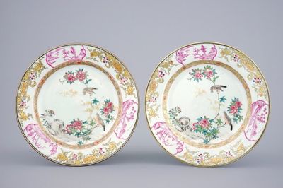 Een fijn paar Chinese famille rose borden met vogels tussen bloemen, Yongzheng, 1723 - 1735