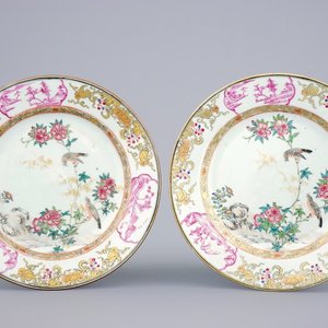 Een fijn paar Chinese famille rose borden met vogels tussen bloemen, Yongzheng, 1723 - 1735 — foto 1