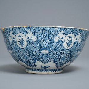 Een fijne blauw-witte Delftse kom met Commedia dell'arte decor, gedat. 1720 — foto 2