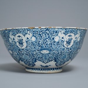 Een fijne blauw-witte Delftse kom met Commedia dell'arte decor, gedat. 1720 — foto 4