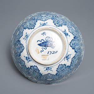Een fijne blauw-witte Delftse kom met Commedia dell'arte decor, gedat. 1720 — foto 6