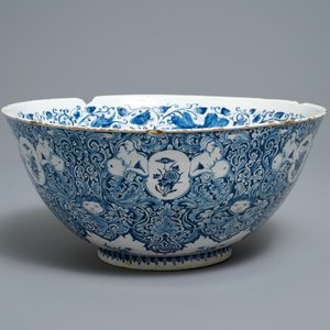 Een fijne blauw-witte Delftse kom met Commedia dell'arte decor, gedat. 1720 — foto 7