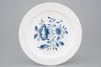 Een fijne blauw-witte schotel met floraal decor, Harlingen, Friesland, 18e eeuw