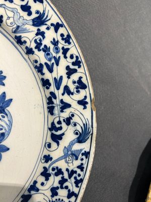 Een fijne blauw-witte wapenschotel, atelier Verstraeten, Haarlem, ca. 1650-1660 — foto 1