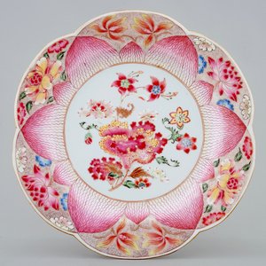 Een fijne Chinees famille rose bord met lotusdecor, Yongzheng, 1723-1735 — foto 1