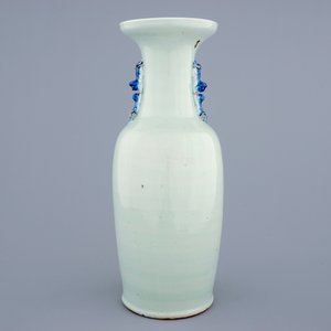 Een fijne Chinese blauw-wit op celadon fond vaas met foo honden, 19e eeuw — foto 3