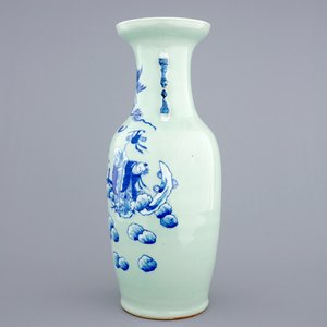 Een fijne Chinese blauw-wit op celadon fond vaas met personages, 19e eeuw — foto 2