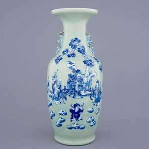 Een fijne Chinese blauw-wit op celadon fond vaas met personages, 19e eeuw — foto 1