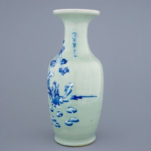 Een fijne Chinese blauw-wit op celadon fond vaas met personages, 19e eeuw — foto 2
