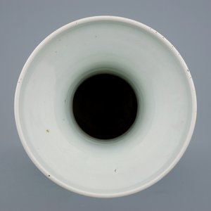Een fijne Chinese blauw-wit op celadon fond vaas met personages, 19e eeuw — foto 5