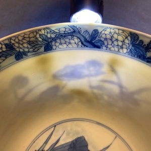 Een fijne Chinese blauw-witte kom met reigers bij een lotuspond, Fu merk, Kangxi — foto 13