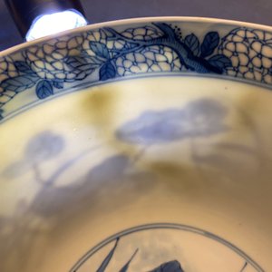 Een fijne Chinese blauw-witte kom met reigers bij een lotuspond, Fu merk, Kangxi — foto 14