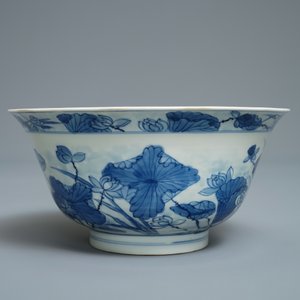 Een fijne Chinese blauw-witte kom met reigers bij een lotuspond, Fu merk, Kangxi — foto 2