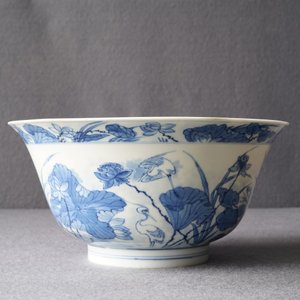 Een fijne Chinese blauw-witte kom met reigers bij een lotuspond, Fu merk, Kangxi — foto 7