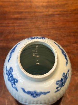 Een fijne Chinese blauw-witte pot met zilveren montuur, gesigneerd Bo Gu Zhai 博古斎, Jiajing merk, Kangxi — foto 2