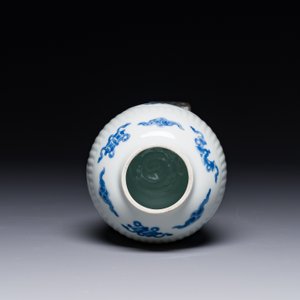 Een fijne Chinese blauw-witte pot met zilveren montuur, gesigneerd Bo Gu Zhai 博古斎, Jiajing merk, Kangxi — foto 4